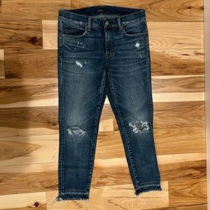 Skinny jeans with ripped knees